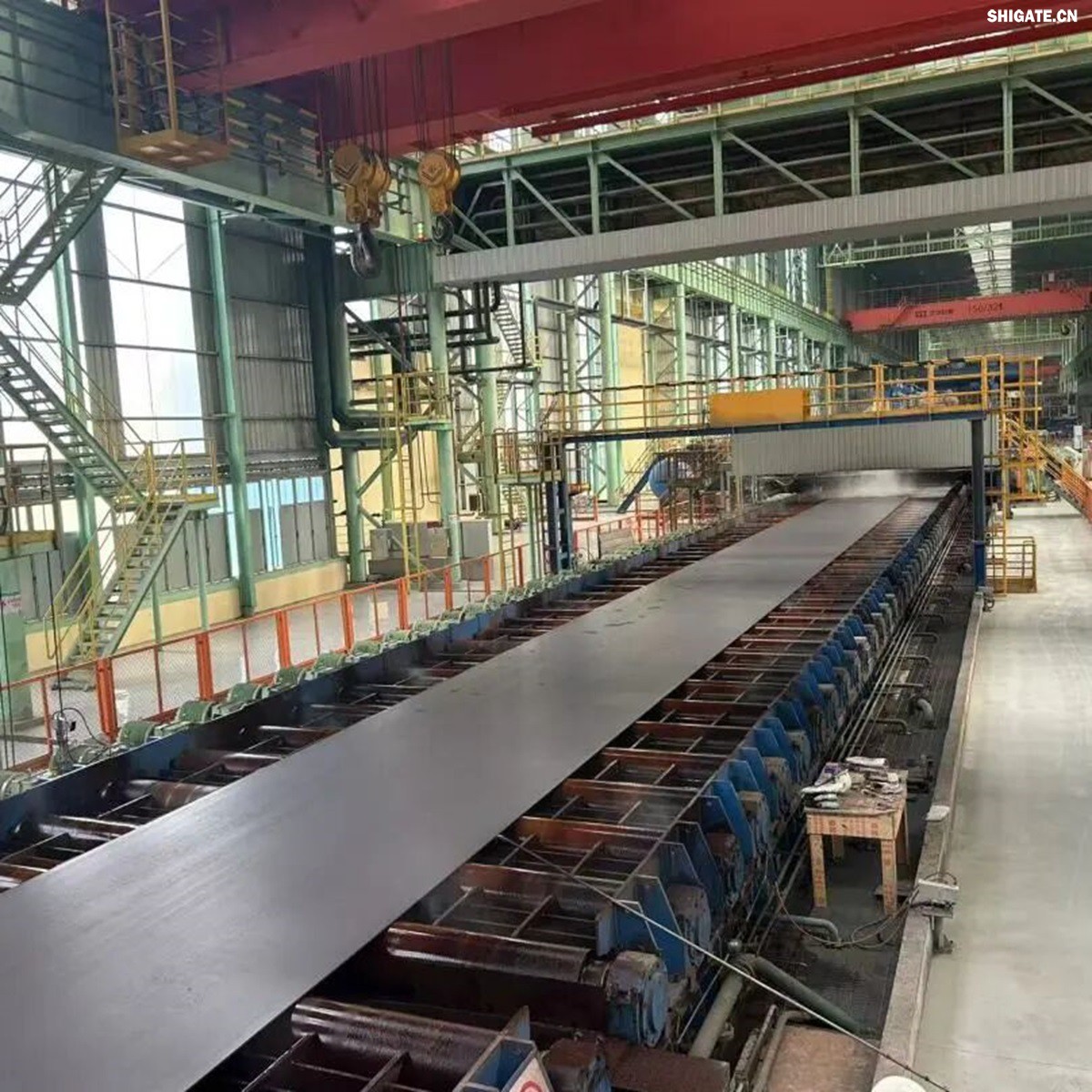 12月2日,周口基地传来喜讯——其宽厚板产线先后完成了14mm、12mm规格钢板的首次轧制,此次试轧的低温压力容器09MnNiDR和工程机械用钢Q355B两种牌号钢板均顺利下线,经严格检测,各项指标均超过标准要求。这一突破标志着该基地双超宽机架产线在6mm至300mm宽厚板的规格拓展征程中迈出了坚实的一步,高端产品的覆盖范围得以进一步扩大。 12月2日,周口基地传来喜讯——其宽厚板产线先后完成了14mm、12mm规格钢板的首次轧制,此次试轧的低温压力容器09MnNiDR和工程机械用钢Q355B两种牌号钢板均顺利下线,经严格检测,各项指标均超过标准要求。这一突破标志着该基地双超宽机架产线在6mm至300mm宽厚板的规格拓展征程中迈出了坚实的一步,高端产品的覆盖范围得以进一步扩大。