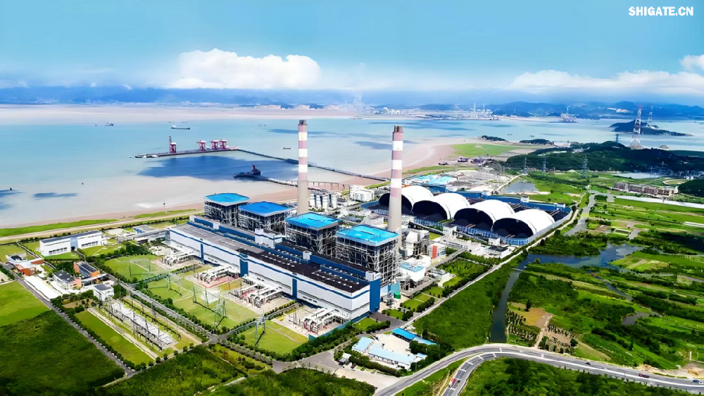 锅炉汽包是火力发电关键设备,其核心材料的质量直接影响到整个发电机组的安全性和效率。面对现场设备受限、工艺复杂、生产交货期紧张等挑战,舞钢优化生产流程,创新生产工艺,提供的高韧特厚板具有较高的纯净度、致密度、组织均匀性及较高的韧性、良好的中高温性能,能够满足650℃高效超超临界燃煤发电机组在高温高压环境下的运行要求,并提前15天高质量交付,满足了客户急需。 华能玉环电厂四期项目拟建设1台100万千瓦级650摄氏度高效超超临界一次再热燃煤发电机组,机组设计主汽压力达到35兆帕,主蒸汽和再热蒸汽温度均达到650摄氏度,是目前世界范围内燃煤机组最高参数,将大幅提高发电效率。与现有机组相比,650摄氏度等级高效超超临界燃煤机组可提升发电效率约4个百分点,度电煤耗可降低约10%,每年可减少二氧化碳排放量约45万吨。 作为国家重大科技攻关项目,该机组采用中国华能研发的我国具有自主知识产权的高温合金新材料,实现了关键高温材料技术的完全自主可控,打破传统燃煤发电的热效率瓶颈,实现“用更少的煤发更多的电”。 项目建成后将大幅提升煤电清洁高效利用水平,同时推动国产装备制造能力全面升级,为实现我国能源安全与“双碳”目标提供重要支撑。 锅炉汽包是火力发电关键设备,其核心材料的质量直接影响到整个发电机组的安全性和效率。面对现场设备受限、工艺复杂、生产交货期紧张等挑战,舞钢优化生产流程,创新生产工艺,提供的高韧特厚板具有较高的纯净度、致密度、组织均匀性及较高的韧性、良好的中高温性能,能够满足650℃高效超超临界燃煤发电机组在高温高压环境下的运行要求,并提前15天高质量交付,满足了客户急需。 华能玉环电厂四期项目拟建设1台100万千瓦级650摄氏度高效超超临界一次再热燃煤发电机组,机组设计主汽压力达到35兆帕,主蒸汽和再热蒸汽温度均达到650摄氏度,是目前世界范围内燃煤机组最高参数,将大幅提高发电效率。与现有机组相比,650摄氏度等级高效超超临界燃煤机组可提升发电效率约4个百分点,度电煤耗可降低约10%,每年可减少二氧化碳排放量约45万吨。 作为国家重大科技攻关项目,该机组采用中国华能研发的我国具有自主知识产权的高温合金新材料,实现了关键高温材料技术的完全自主可控,打破传统燃煤发电的热效率瓶颈,实现“用更少的煤发更多的电”。 项目建成后将大幅提升煤电清洁高效利用水平,同时推动国产装备制造能力全面升级,为实现我国能源安全与“双碳”目标提供重要支撑。